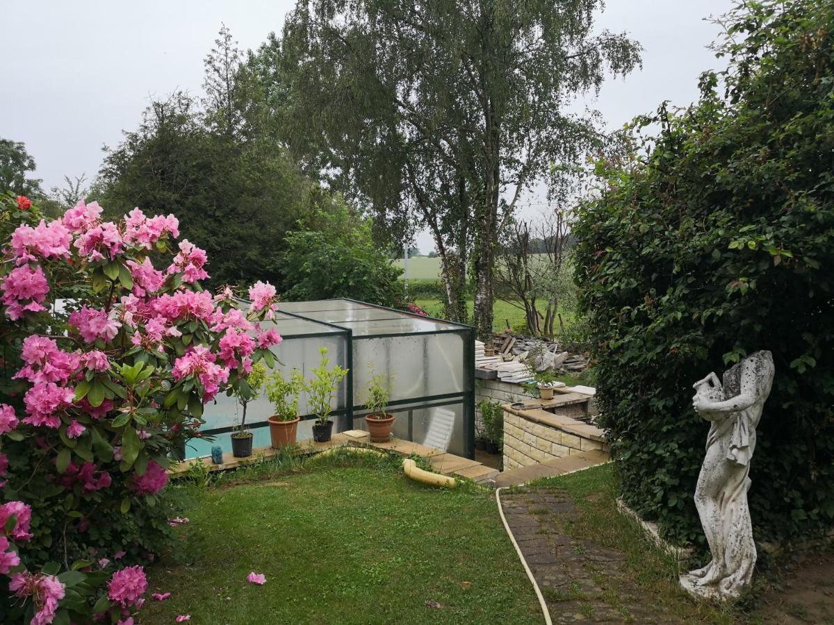 Au Jardin Fleuri Bed & Breakfast Secondigny Eksteriør bilde