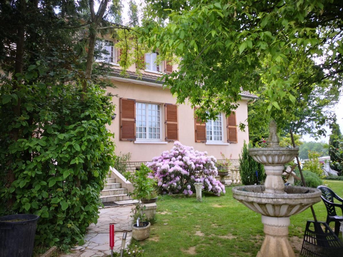 Au Jardin Fleuri Bed & Breakfast Secondigny Eksteriør bilde
