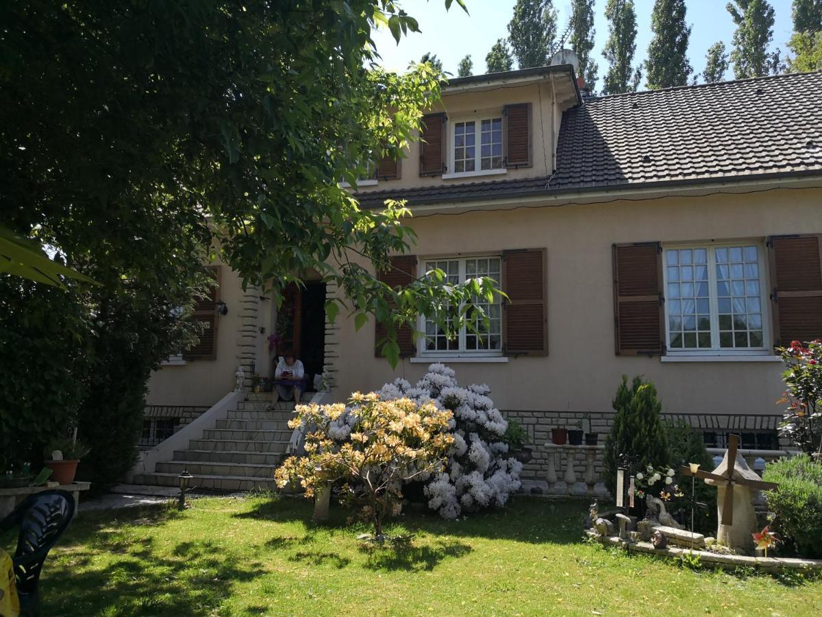 Au Jardin Fleuri Bed & Breakfast Secondigny Eksteriør bilde