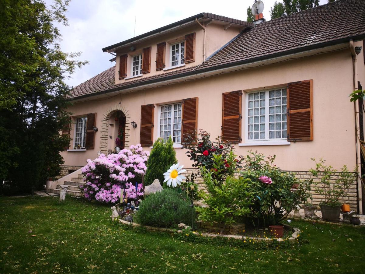 Au Jardin Fleuri Bed & Breakfast Secondigny Eksteriør bilde