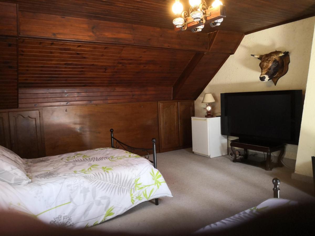 Au Jardin Fleuri Bed & Breakfast Secondigny Eksteriør bilde